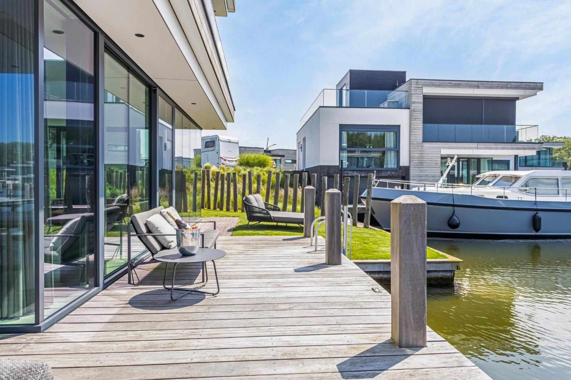 ארנמאודן Lake House With Dock At Lake Veere, Zeeland מראה חיצוני תמונה