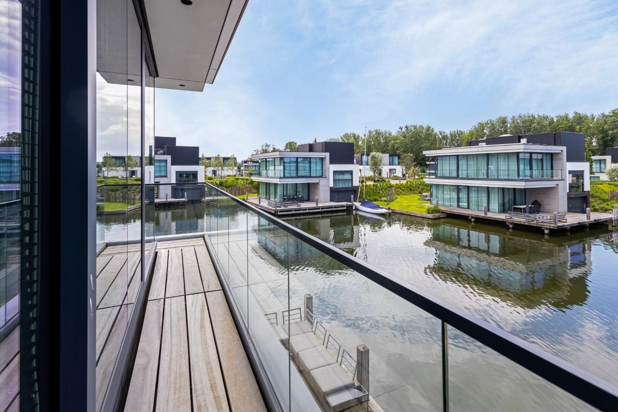 ארנמאודן Lake House With Dock At Lake Veere, Zeeland מראה חיצוני תמונה