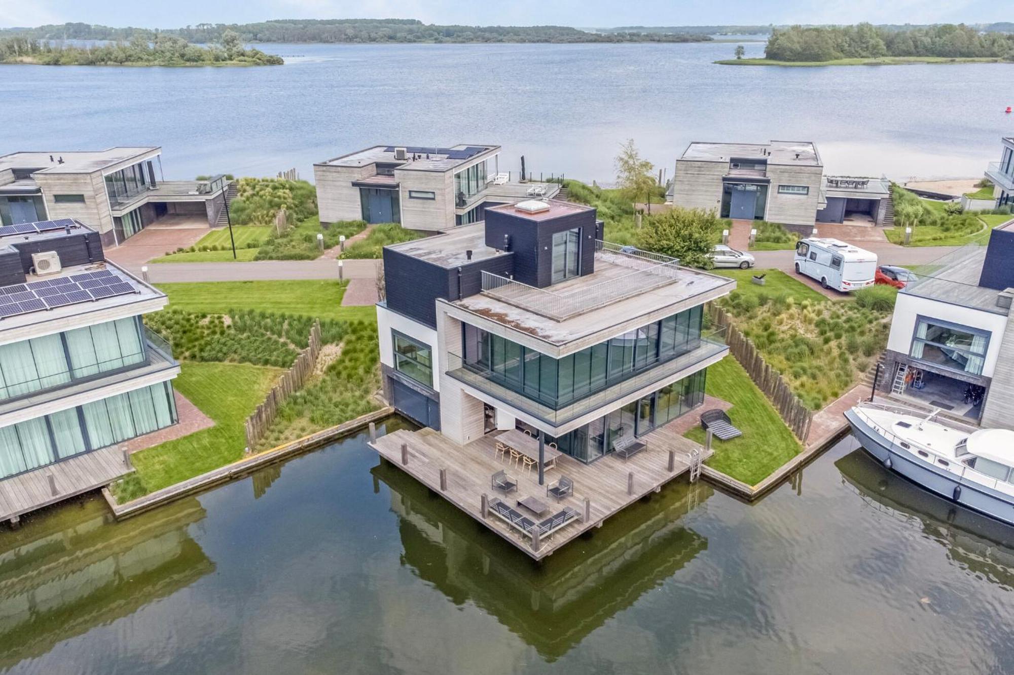 ארנמאודן Lake House With Dock At Lake Veere, Zeeland מראה חיצוני תמונה